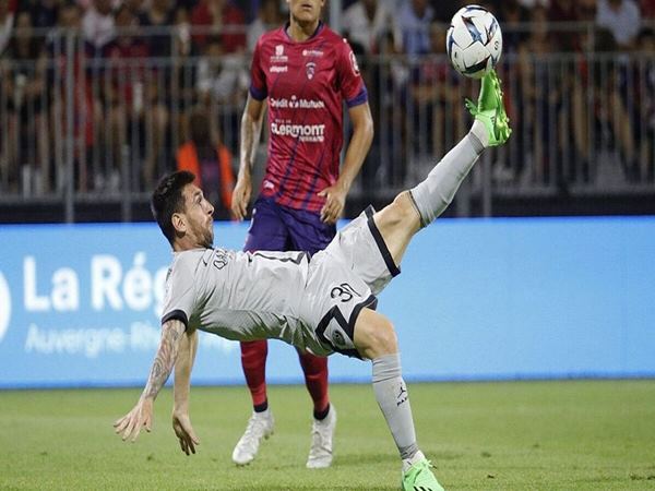 Hướng dẫn kỹ thuật xe đạp chổng ngược trong bóng đá